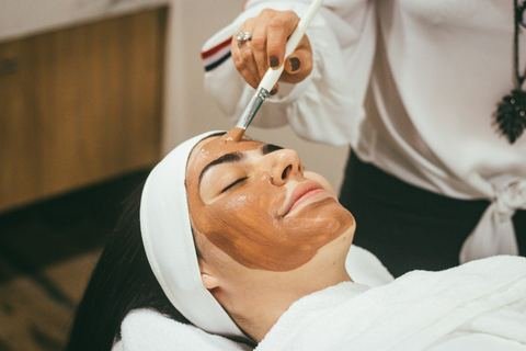 Produk skincare dalam pencahayaan lembut